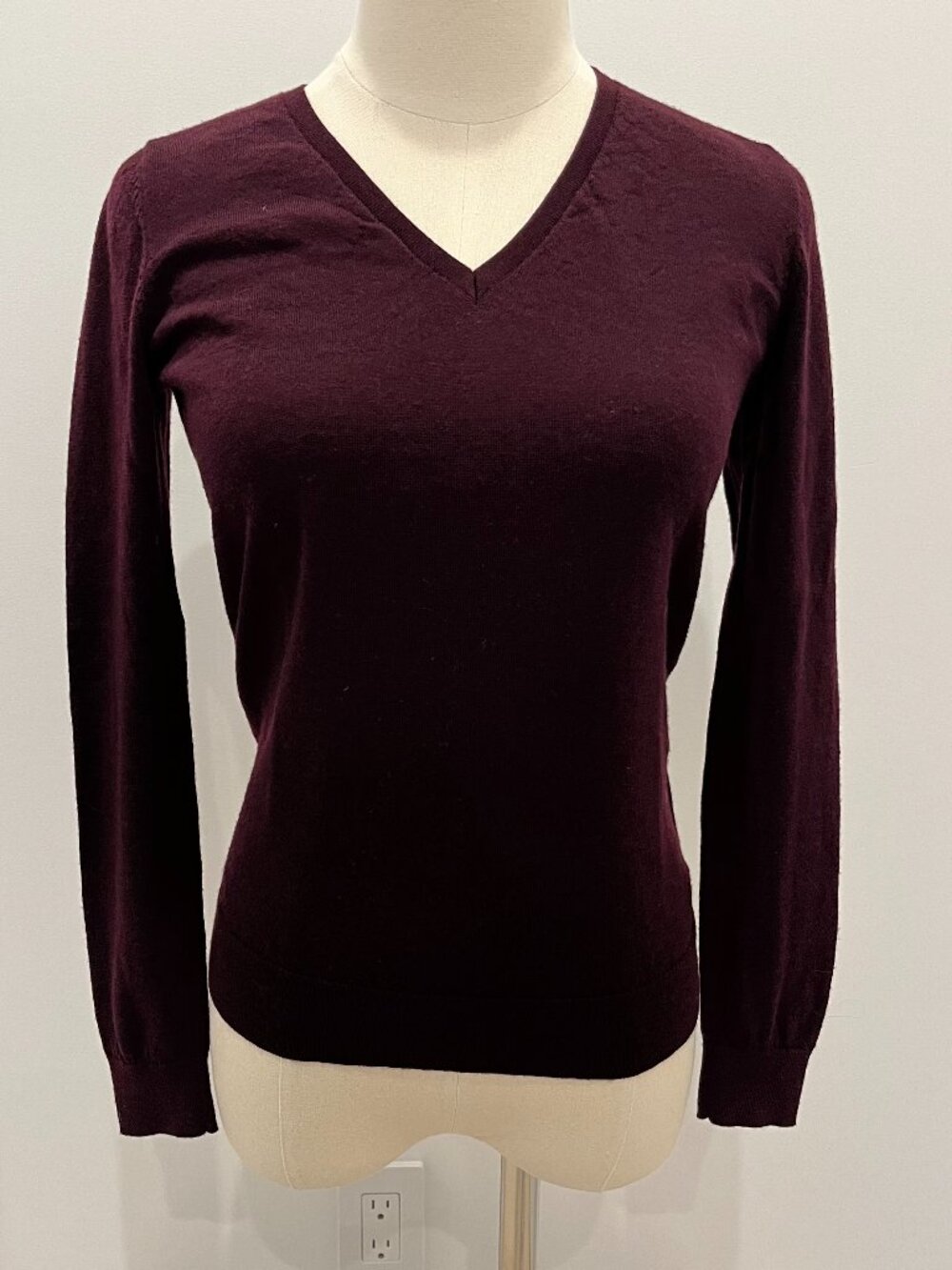 Club Monaco Bordeaux Merino Wool V-Neck Sweater Size Small